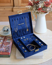 Load image into Gallery viewer, Anne velvet jewelry box: Red