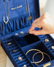 Load image into Gallery viewer, Anne velvet jewelry box: Black
